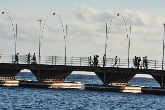 A ponte flutuante para pedestres, Rainha Emma, ligando Punda a Otrobanda, em Willemstad - Curaçao
